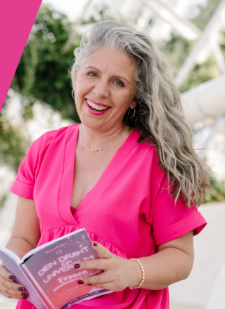 Bettina Pfeffer mit ihrem Buch ‚Dein Draht zum Universum'